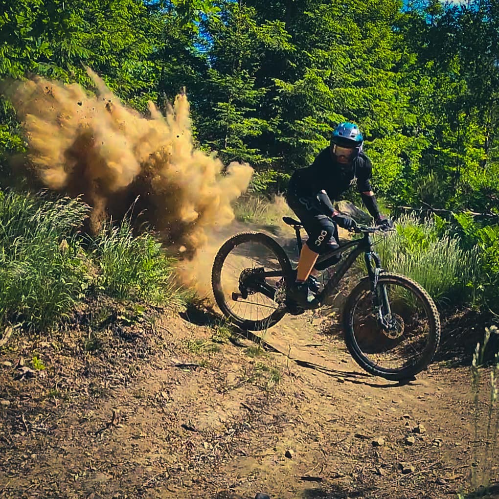 person sladdar med mountainbike så att gruset sprutar
