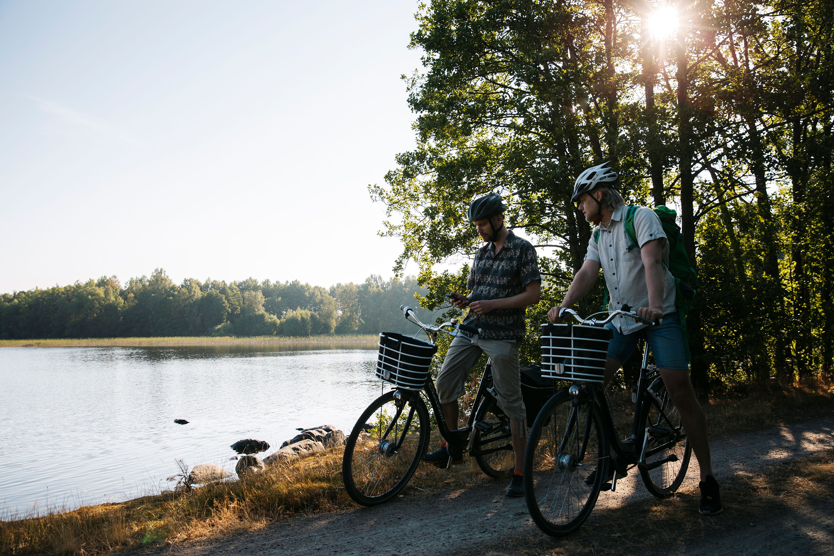 Två män på cykel vid en sjö