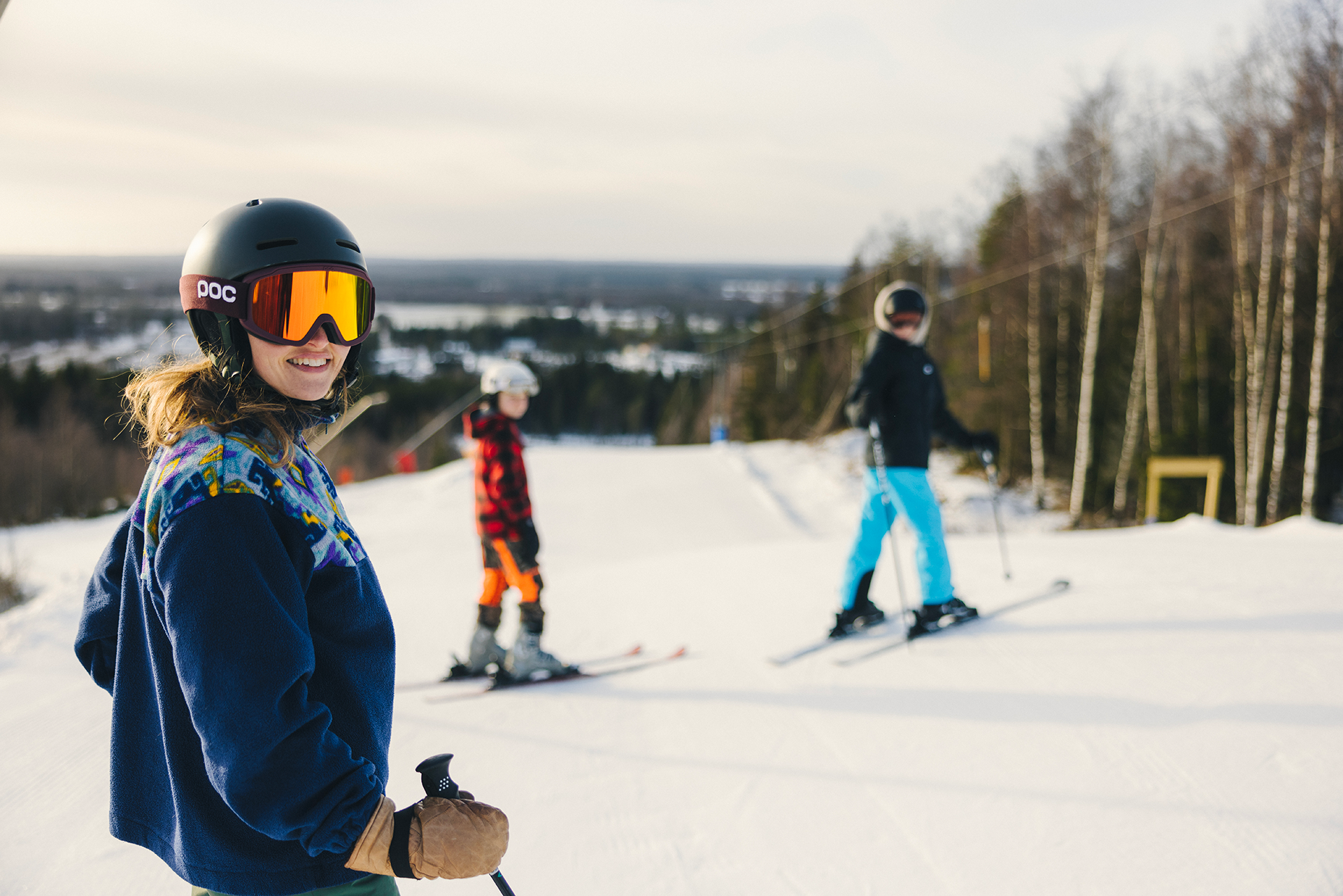 person sladdar med mountainbike så att gruset sprutar