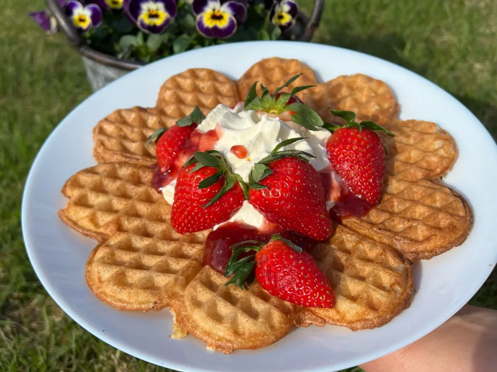 Våffelservering i trädgården