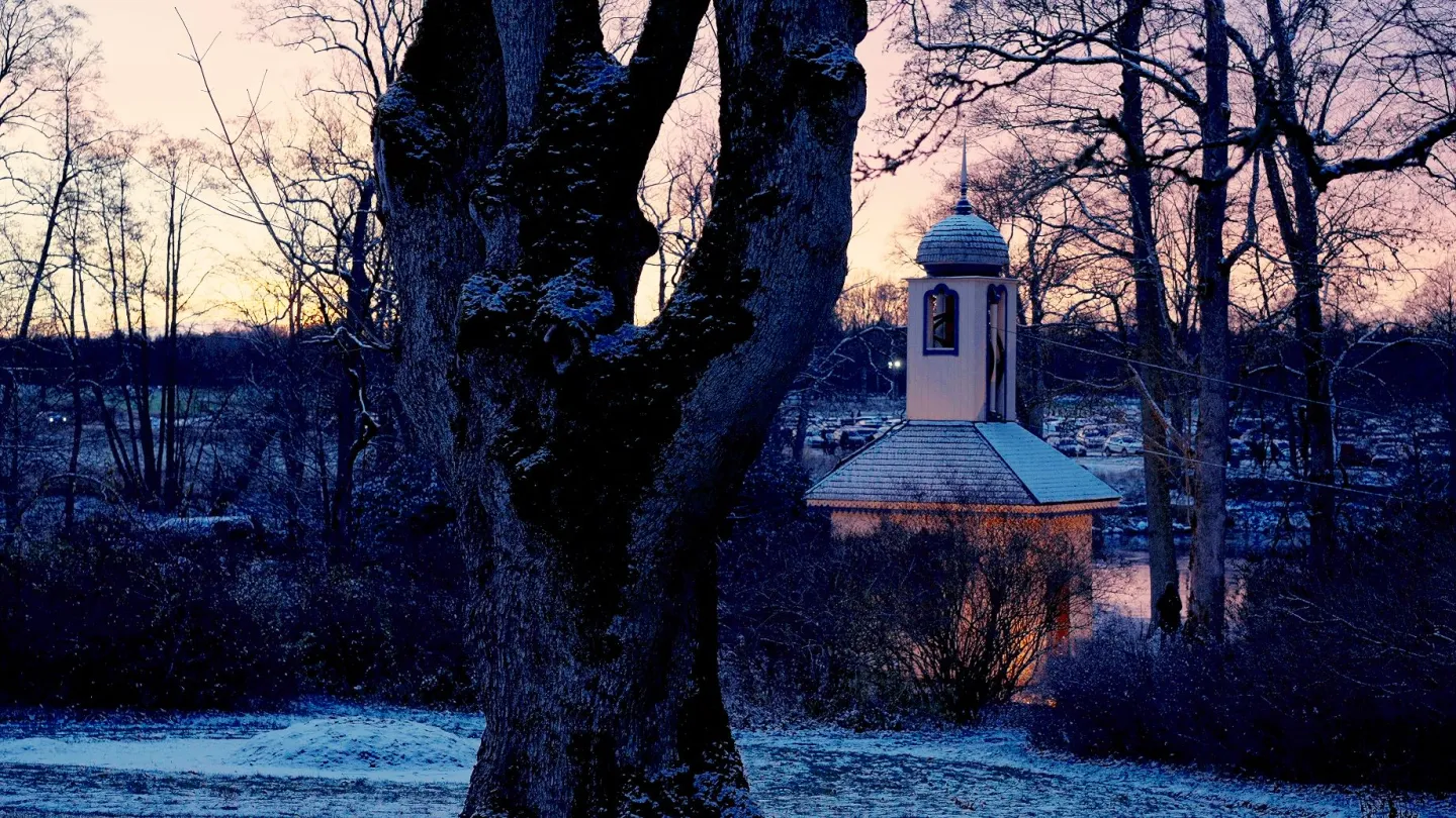 Lusthuset på Huseby bruk i vinterskrud