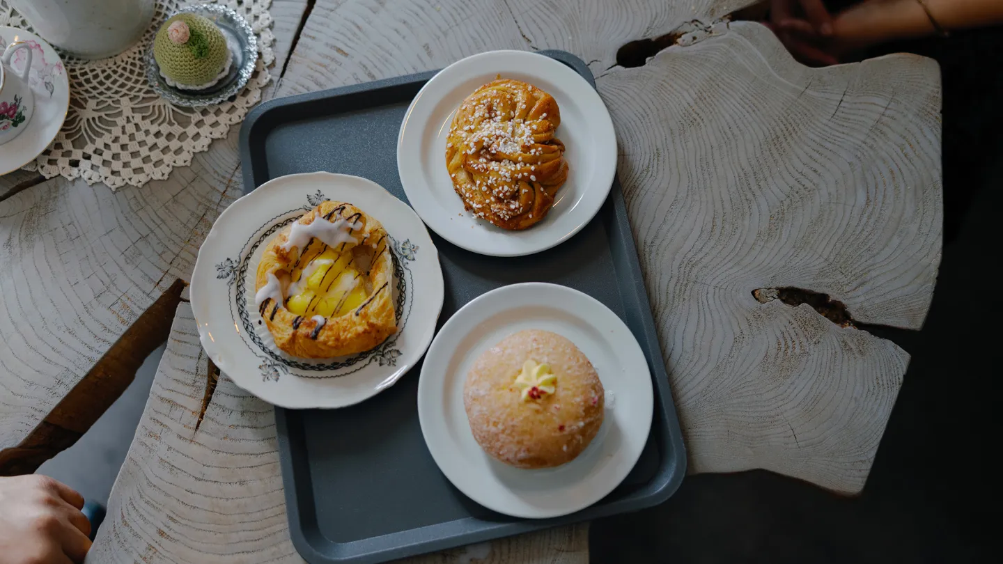 tre olika sorters bullar på en bricka