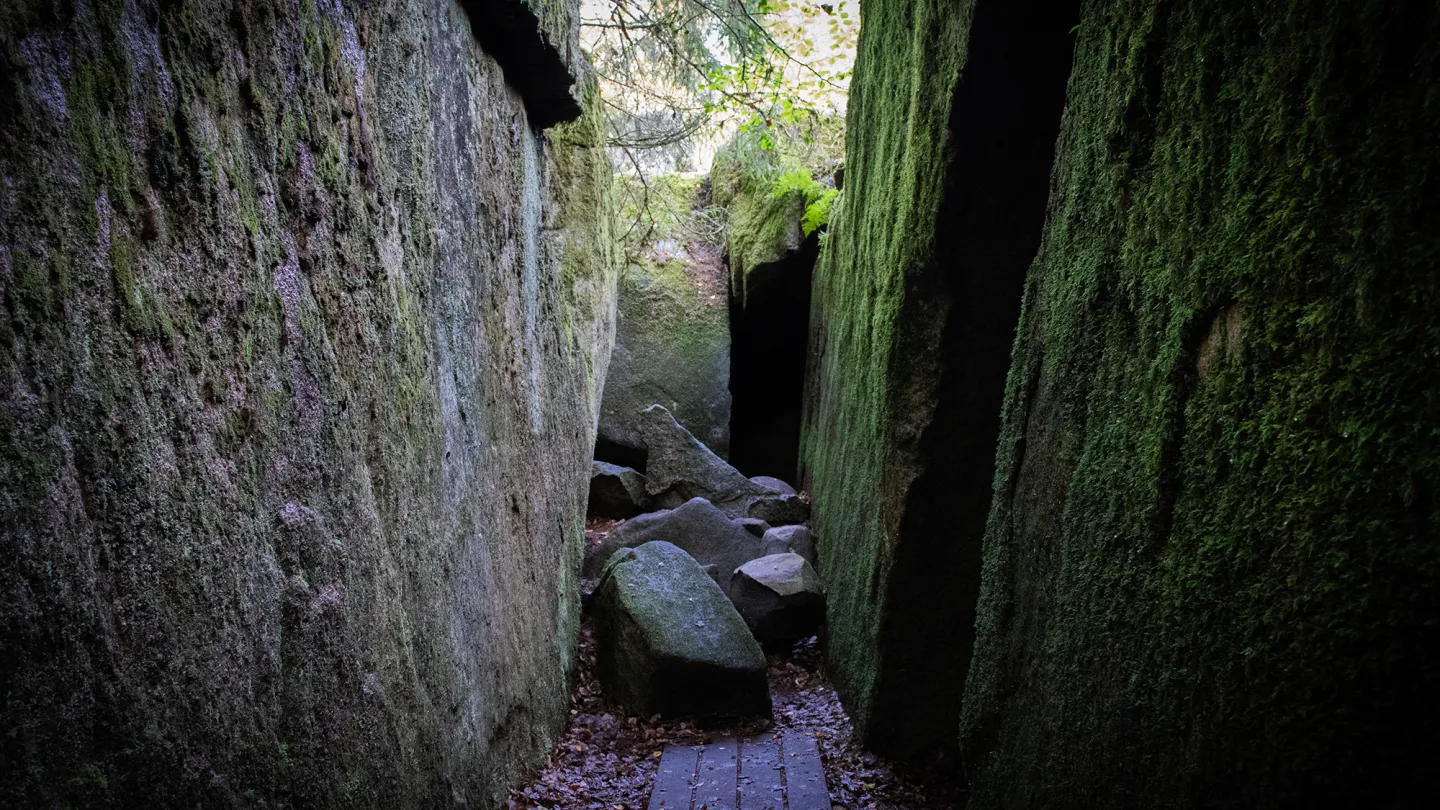 En bergsklyfta med spångar på backen