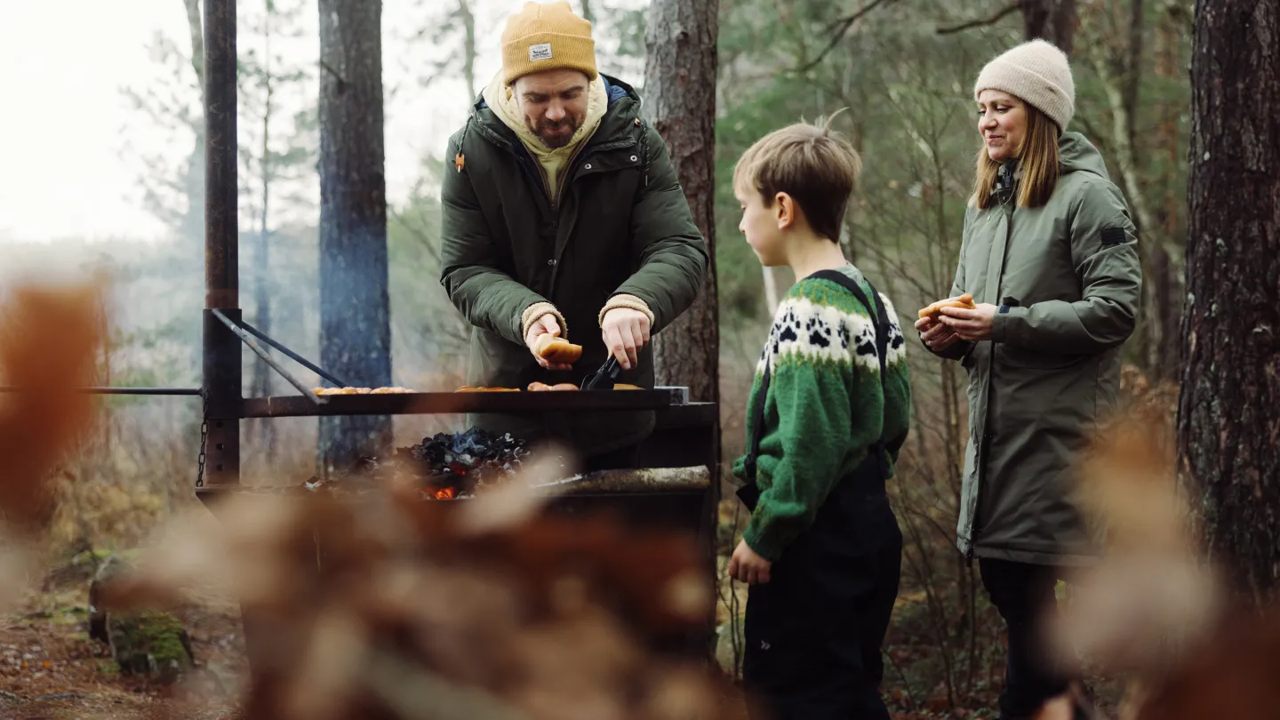 Familj som grillar i naturen.